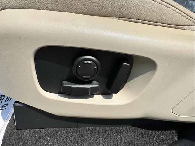 Photo of 2019 White Land Rover Discovery