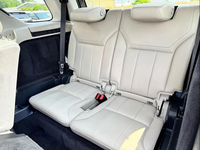 Photo of 2019 White Land Rover Discovery