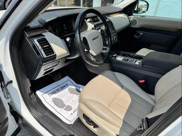 Photo of 2019 White Land Rover Discovery