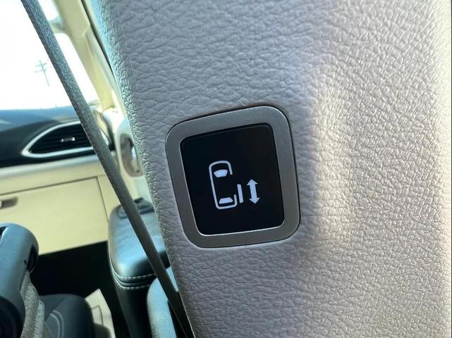 Photo of 2022 Bright White Clearcoat Chrysler Voyager