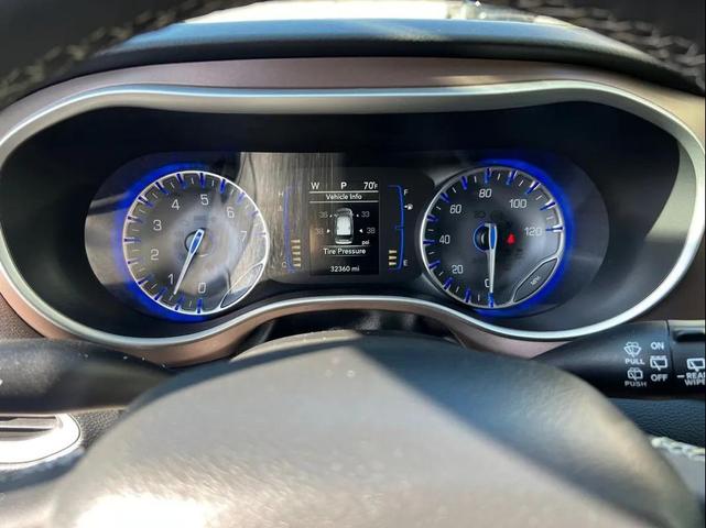 Photo of 2022 Bright White Clearcoat Chrysler Voyager