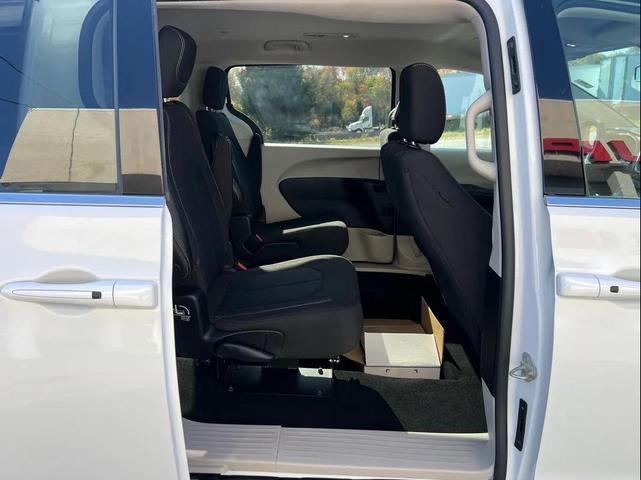 Photo of 2022 Bright White Clearcoat Chrysler Voyager