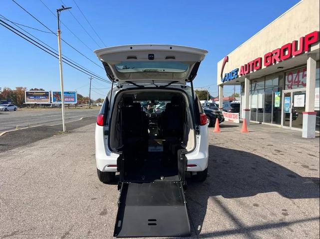 Photo of 2022 Bright White Clearcoat Chrysler Voyager