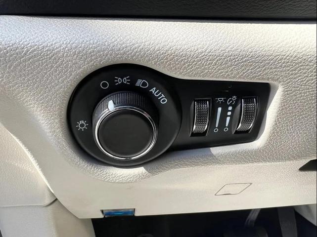 Photo of 2022 Bright White Clearcoat Chrysler Voyager