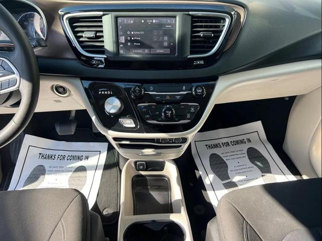Photo of 2022 Bright White Clearcoat Chrysler Voyager