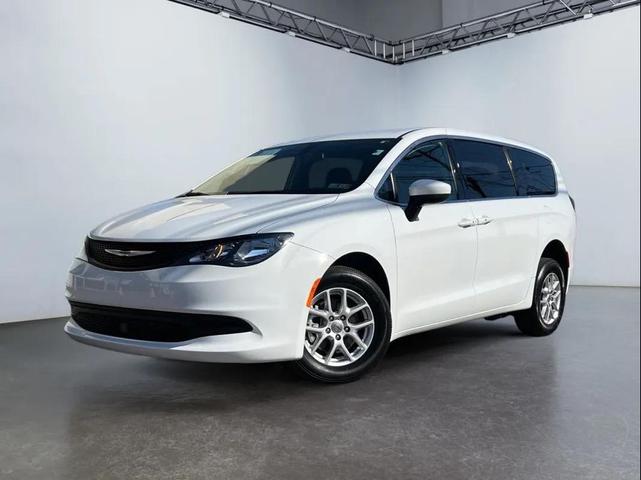 Photo of 2022 Bright White Clearcoat Chrysler Voyager