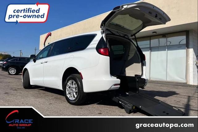 Photo of 2022 Bright White Clearcoat Chrysler Voyager