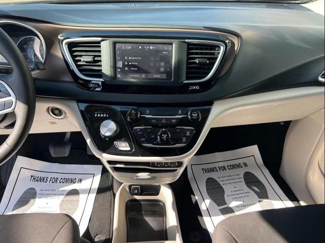 Photo of 2022 Bright White Clearcoat Chrysler Voyager