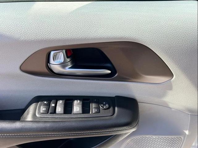 Photo of 2022 Bright White Clearcoat Chrysler Voyager
