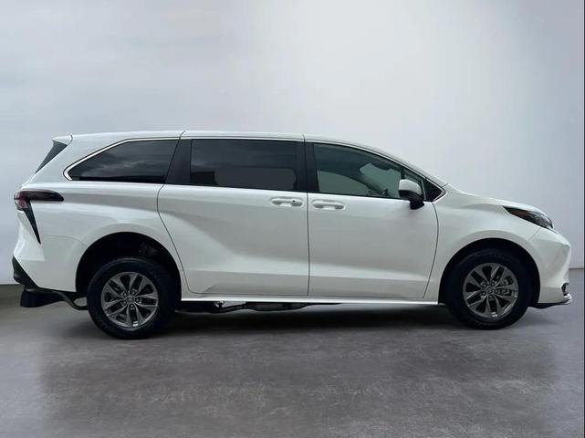 Photo of 2023  Toyota Sienna