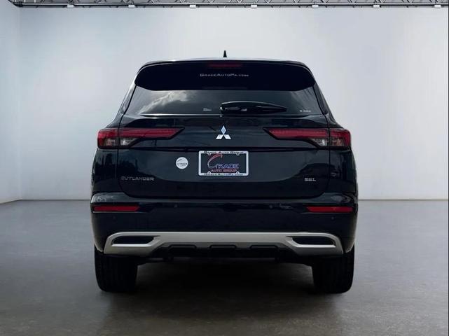 Photo of 2022 Black Mitsubishi Outlander
