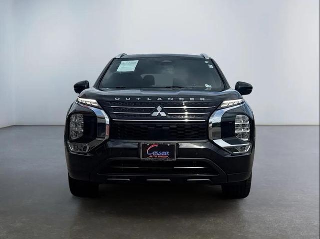 Photo of 2022 Black Mitsubishi Outlander