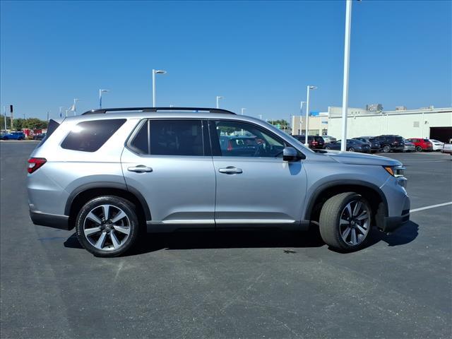 Photo of 2023 Lunar Silver Metallic Honda Pilot