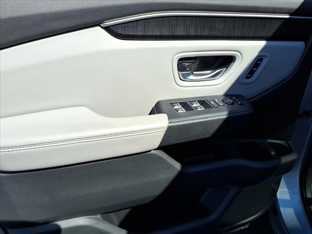 Photo of 2023 Lunar Silver Metallic Honda Pilot