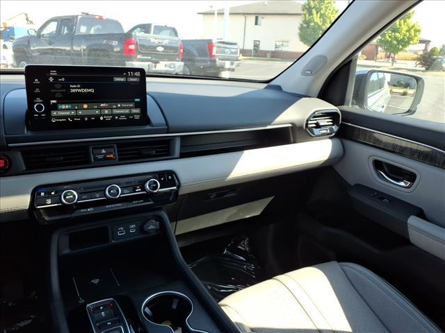 Photo of 2023 Lunar Silver Metallic Honda Pilot