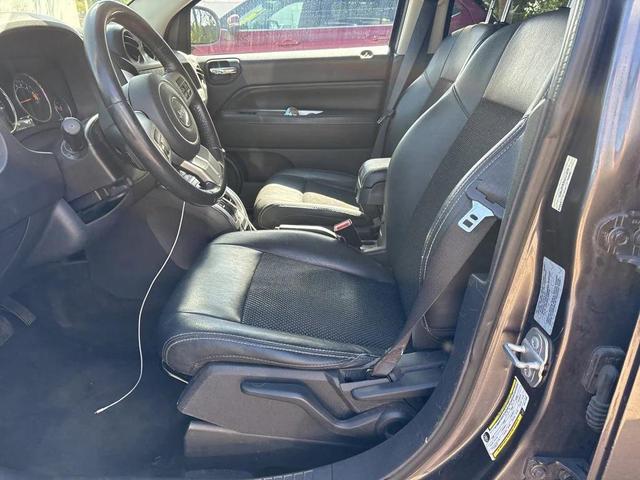 Photo of 2017 Granite Crystal Metallic Clearcoat Jeep Compass