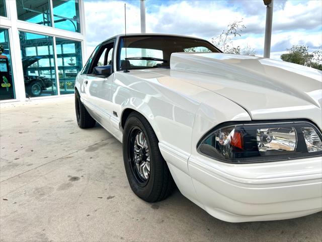Photo of 1991 White Ford Mustang