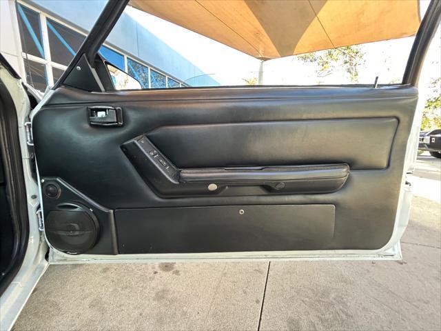 Photo of 1991 White Ford Mustang