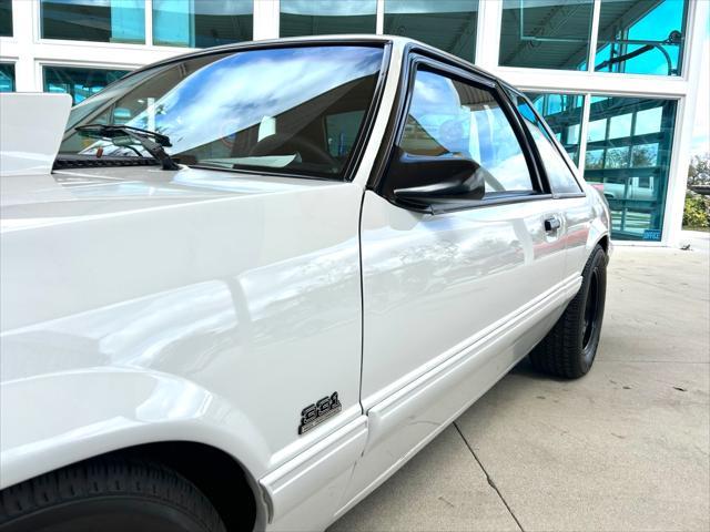 Photo of 1991 White Ford Mustang