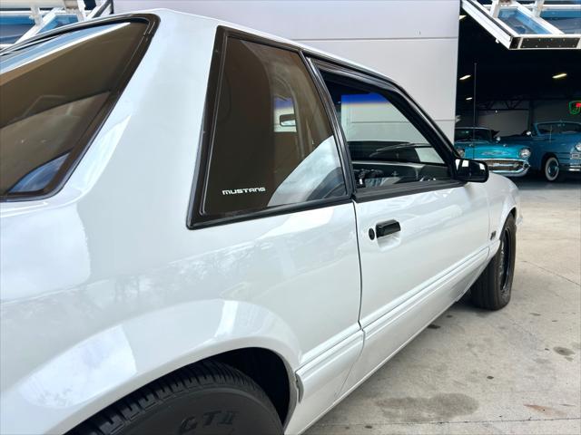 Photo of 1991 White Ford Mustang