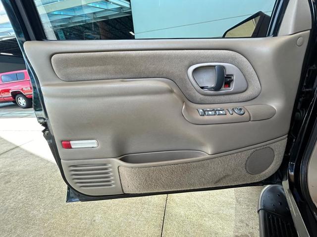 Photo of 1996 Black GMC Yukon