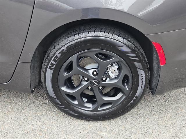Photo of 2023 Granite Crystal Metallic Clearcoat Chrysler Pacifica Hybrid