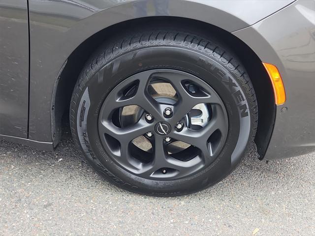 Photo of 2023 Granite Crystal Metallic Clearcoat Chrysler Pacifica Hybrid