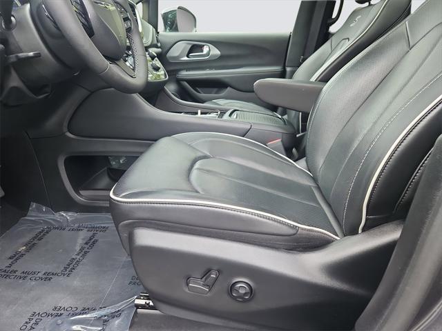 Photo of 2023 Granite Crystal Metallic Clearcoat Chrysler Pacifica Hybrid
