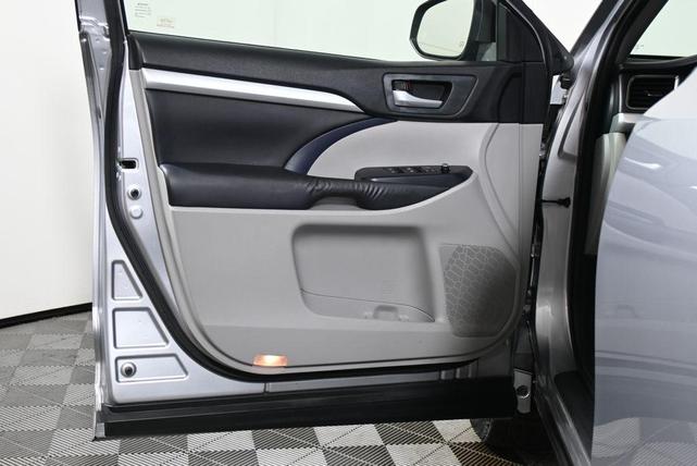 Photo of 2015 Silver Sky Toyota Highlander