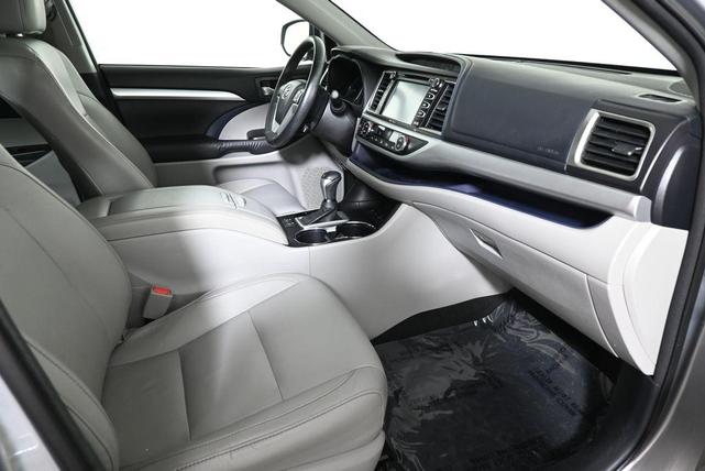Photo of 2015 Silver Sky Toyota Highlander