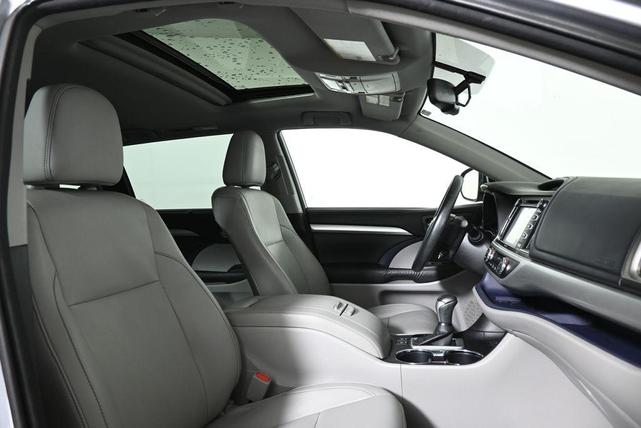 Photo of 2015 Silver Sky Toyota Highlander