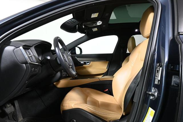 Photo of 2020 Denim Blue Metallic Volvo V90 Cross Country