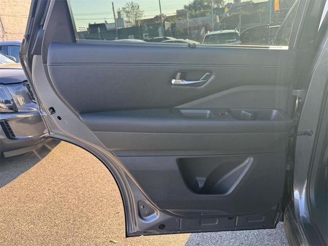 Photo of 2024 Gun Metallic Nissan Pathfinder