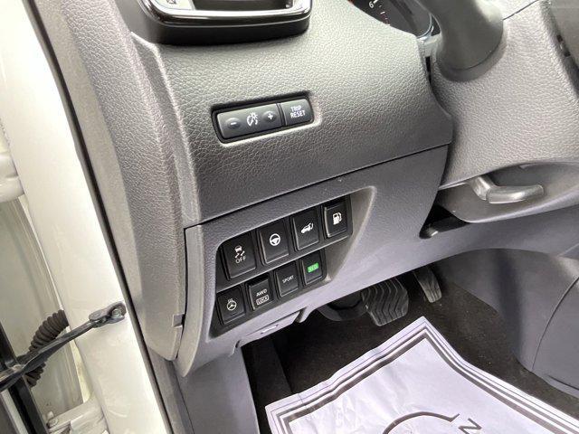 Photo of 2020 White Nissan Rogue