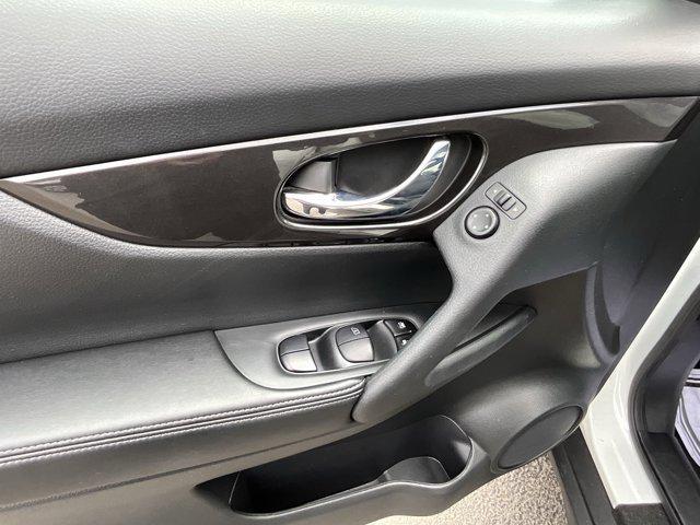 Photo of 2020 White Nissan Rogue
