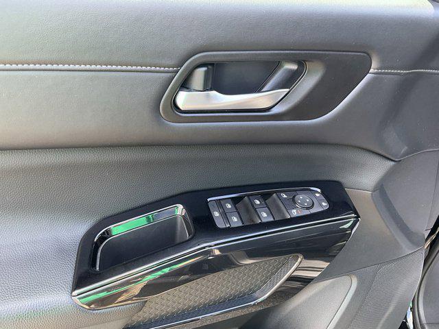 Photo of 2022 Super Black Nissan Pathfinder