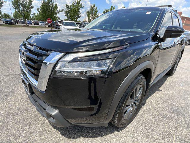 Photo of 2022 Super Black Nissan Pathfinder