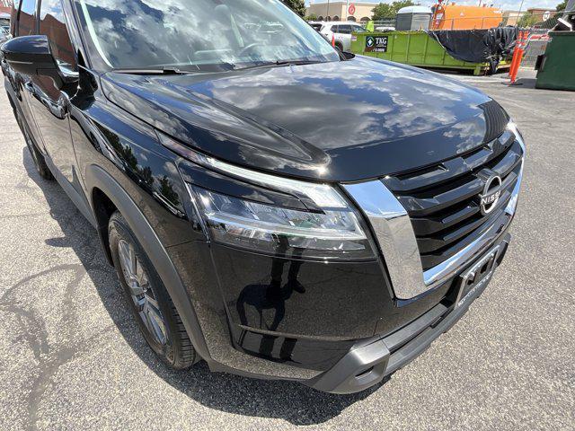 Photo of 2022 Super Black Nissan Pathfinder
