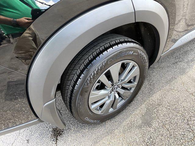 Photo of 2022 Super Black Nissan Pathfinder