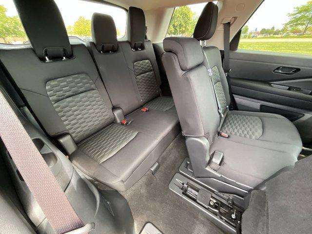 Photo of 2023 Brilliant Silver Metallic Nissan Pathfinder
