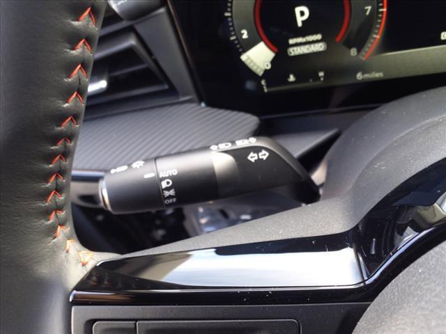 Photo of 2025 Gun Metallic/Super Black Nissan Kicks