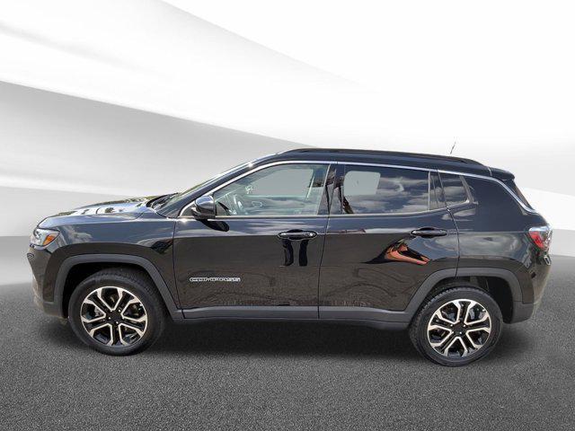 Photo of 2022 Diamond Black Crystal Pearlcoat Jeep Compass