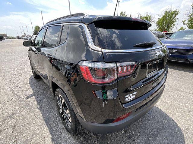 Photo of 2022 Diamond Black Crystal Pearlcoat Jeep Compass