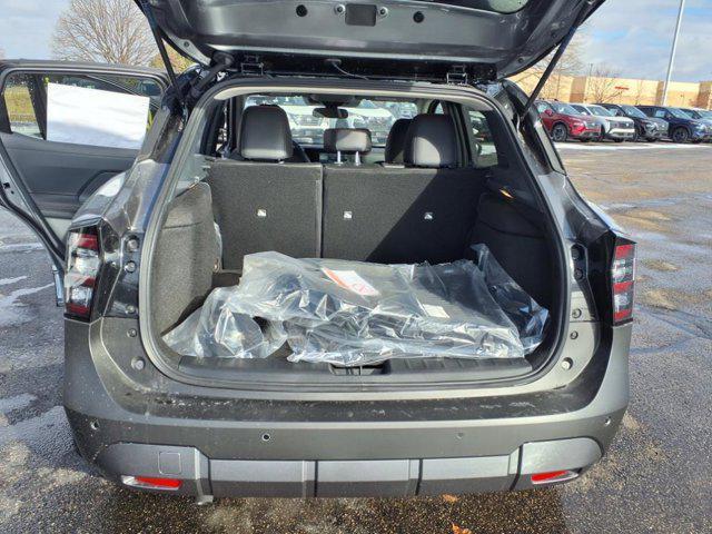 Photo of 2025 Gun Metallic/Super Black Nissan Kicks