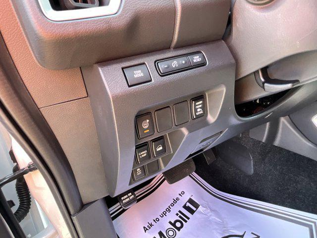 Photo of 2025 Glacier White Nissan Frontier