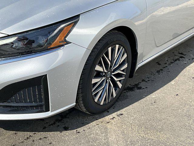 Photo of 2023 Brilliant Silver Metallic Nissan Altima