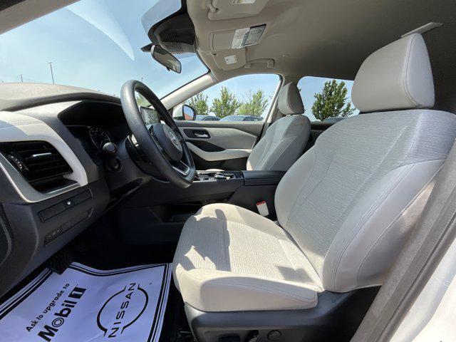 Photo of 2022 Pearl White Tricoat Nissan Rogue