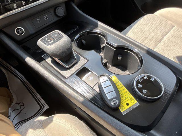 Photo of 2022 Pearl White Tricoat Nissan Rogue