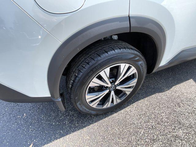 Photo of 2022 Pearl White Tricoat Nissan Rogue