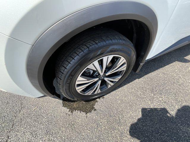 Photo of 2022 Pearl White Tricoat Nissan Rogue
